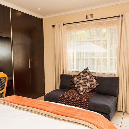 Sollunaa Guesthouse Sandton Luaran gambar